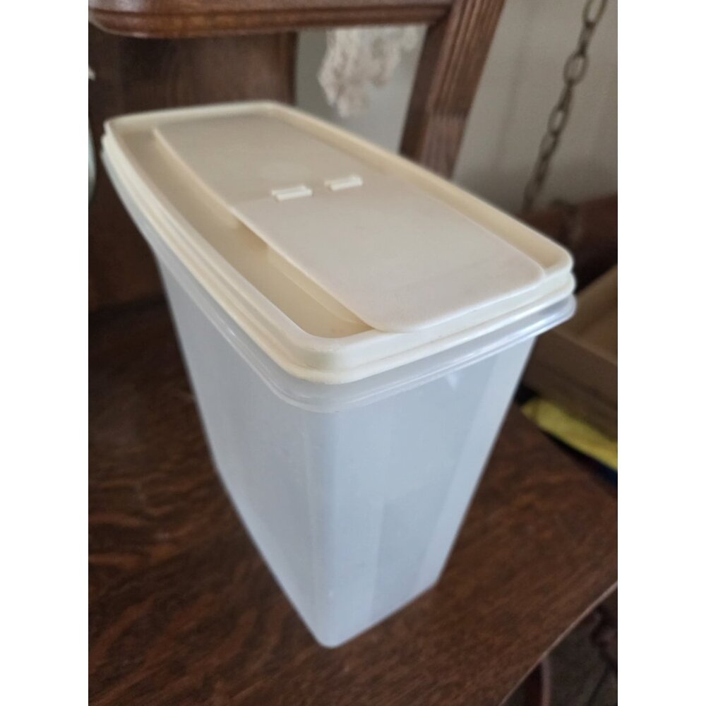 Rubbermaid Servin Saver 1.3  Gallon Plastic Cereal Keeper with‎ Almond Lid